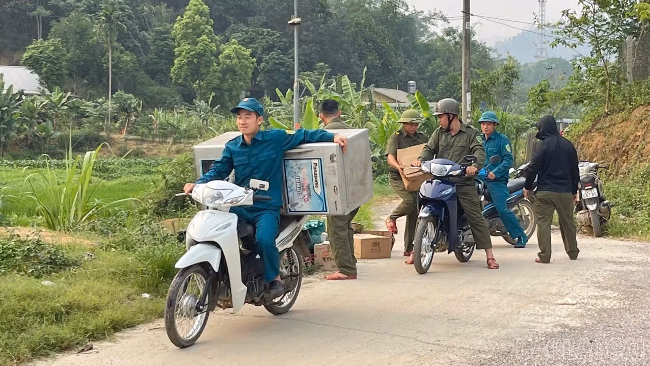 Các lực lượng sơ tán tài sản của Nhân dân đến nơi an toàn.