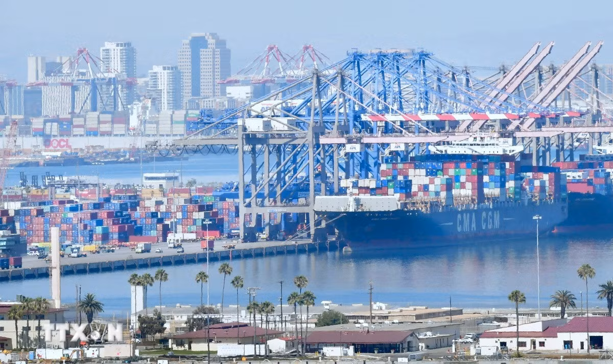 Hoạt động tại cảng hàng hóa Long Beach ở California, Mỹ.