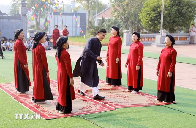 Nghệ nhân của xã Kim Đức biểu diễn các tiết mục hát Xoan tại chương trình học tập, trải nghiệm Hát Xoan Phú Thọ.