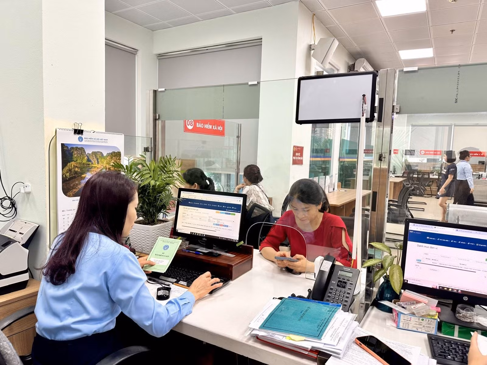 Giải quyết thủ tục hành chính BHXH.
