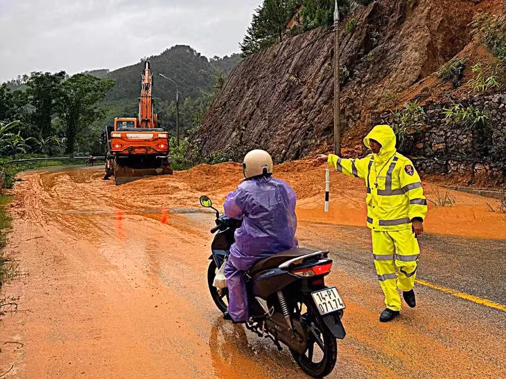 Sau bão số 4, mưa lớn dự báo tiếp tục gây ngập lụt, sạt lở, chia cắt giao thông tại nhiều địa phương Đông Bắc Bộ. (Ảnh Phòng CSGT Công an tỉnh Quảng Ninh)
