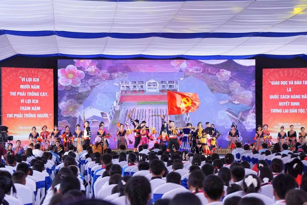 Thầy cô và học sinh Trường Phổ thông nội trú Tiểu học và Trung học cơ sở Mường Khương, xã Mường Khương (tỉnh Lào Cai) tổng duyệt các nội dung cho Lễ khai giảng năm học 2026-2027 (Ảnh: Hoàng Đức).
