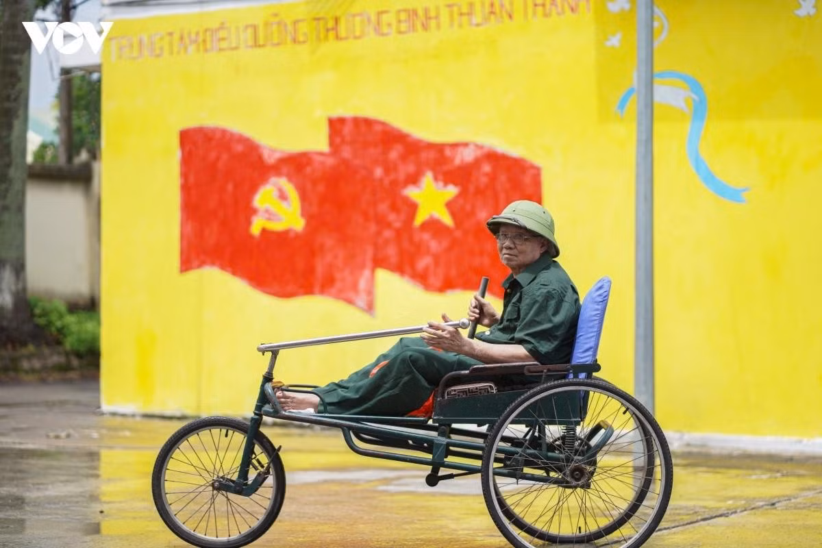 Có những ngày thời tiết thay đổi, trái gió trở trời, nhiều người phải chịu những cơn đau buốt từ các mảnh đạn, viên bi còn nằm trong cơ thể. Những năm gần đây, đời sống tại trung tâm đã được cải thiện. Nhiều tổ chức trong và ngoài quân đội thường xuyên đến thăm hỏi, động viên, tri ân các cựu chiến binh.