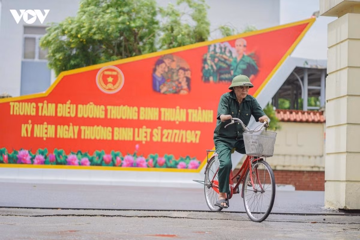 Ở trung tâm, chiếc xe ba bánh không chỉ là phương tiện đi lại, mà gần như là một phần cuộc đời của các bác thương binh. Có người đã gắn bó với chiếc xe ấy hơn nửa thế kỷ, kể từ ngày rời chiến trường với những vết thương không thể lành. May mắn hơn đồng đội khi giữ được đôi chân, nhưng chiến tranh cũng cướp đi hai tay của ông Đỗ Đăng Khuây (77 tuổi, quê Hưng Yên).