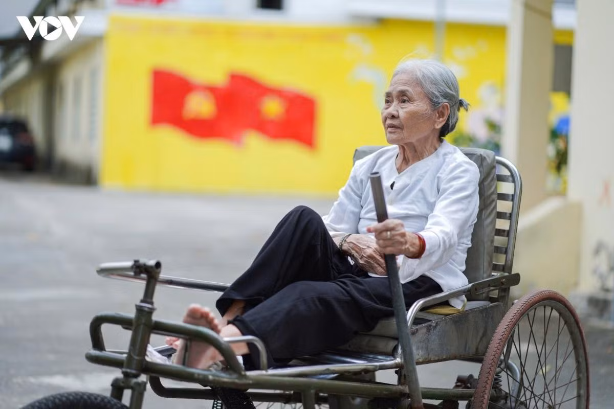 Giống ông Khuây, bà Mai Thị Hường (82 tuổi, quê Hà Tĩnh) ra tuyến lửa từ năm 1968 khi mới 20 tuổi. Khi ấy, bà tham gia mở Đường 20 Quyết Thắng - tuyến đường huyết mạch dài 125km nối từ phà Xuân Sơn (Quảng Bình) đến ngã ba Lùm Bùm (Lào), phục vụ chi viện cho chiến trường miền Nam. Trong những năm chiến tranh, Đường 20 Quyết Thắng là một trong những "tọa độ lửa" bị máy bay Mỹ đánh phá ác liệt.