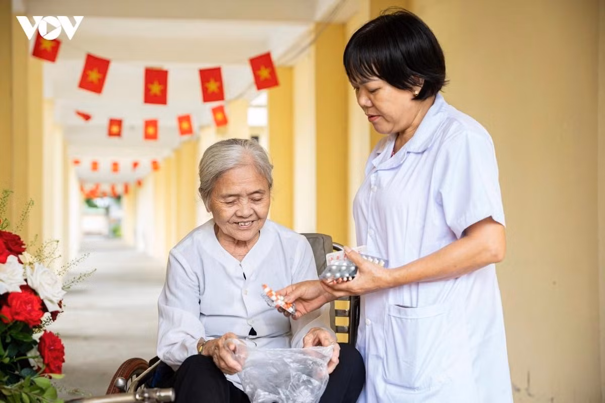 Hơn 30 năm gắn bó với Trung tâm Điều dưỡng Thương binh Thuận Thành, điều dưỡng Nguyễn Thị Lan đã quá quen với nhịp sống nơi đây. Sinh ra và lớn lên trong trung tâm, là con thương binh, chị thấu hiểu những mất mát, đau đớn mà các bác đã trải qua. Với chị, chăm sóc các thương binh không chỉ là công việc thường ngày, mà còn là cách báo đáp những người đã hy sinh một phần tuổi trẻ vì đất nước. "Từ nhỏ tôi đã quen với cuộc sống ở đây. Bố mẹ tôi cũng là thương binh nên các bác ở trung tâm luôn như người thân trong gia đình. Sau khi học xong và được trở về công tác tại đây, tôi thấy đó là một cái duyên. Mỗi ngày được chăm sóc các bác, tôi luôn nghĩ mình đang chăm sóc chính bố mẹ mình", chị Lan chia sẻ.