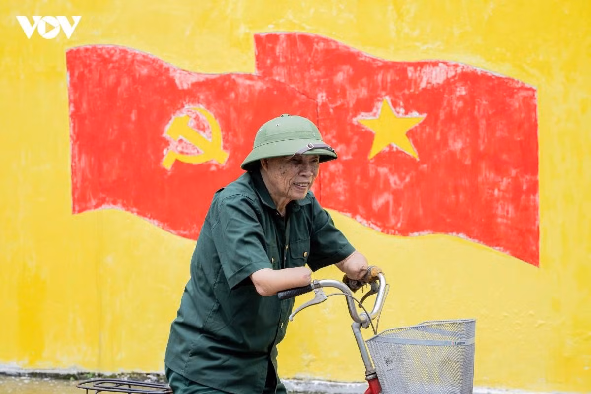 Năm 1967, ông nhập ngũ vào Sư đoàn 320, Quân đoàn 34, một năm sau, ông vào chiến trường Phước Long, rồi tiếp tục sang Lào chiến đấu trong chiến dịch Lam Sơn 719. Năm 1973, trong một nhiệm vụ trinh sát tại cao điểm 320 ở Savannakhet (Lào), ông vướng phải mìn địch. “Lúc đó tôi bò vào bốt địch thì mìn nổ, hai bàn tay bị nổ tung, một mắt mù, người dập nát nhiều chỗ. Tôi ngất đi, không biết gì nữa, đồng đội phải kéo ra ngoài”, ông Khuây nhớ lại.