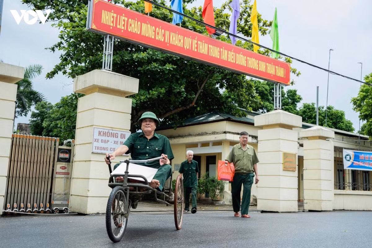 Hơn nửa thế kỷ trôi qua, những người lính năm xưa giờ đã ở tuổi thất thập, bát thập. Họ vẫn di chuyển trên những chiếc xe ba bánh, gặp nhau mỗi sáng, trò chuyện dưới hàng hiên, nhắc lại những ký ức chiến trường. Những “con ngựa sắt” ấy đã đưa họ đi qua chiến tranh, qua những tháng ngày điều trị, và giờ tiếp tục đưa họ đi qua những năm tháng cuối đời trong bình yên.