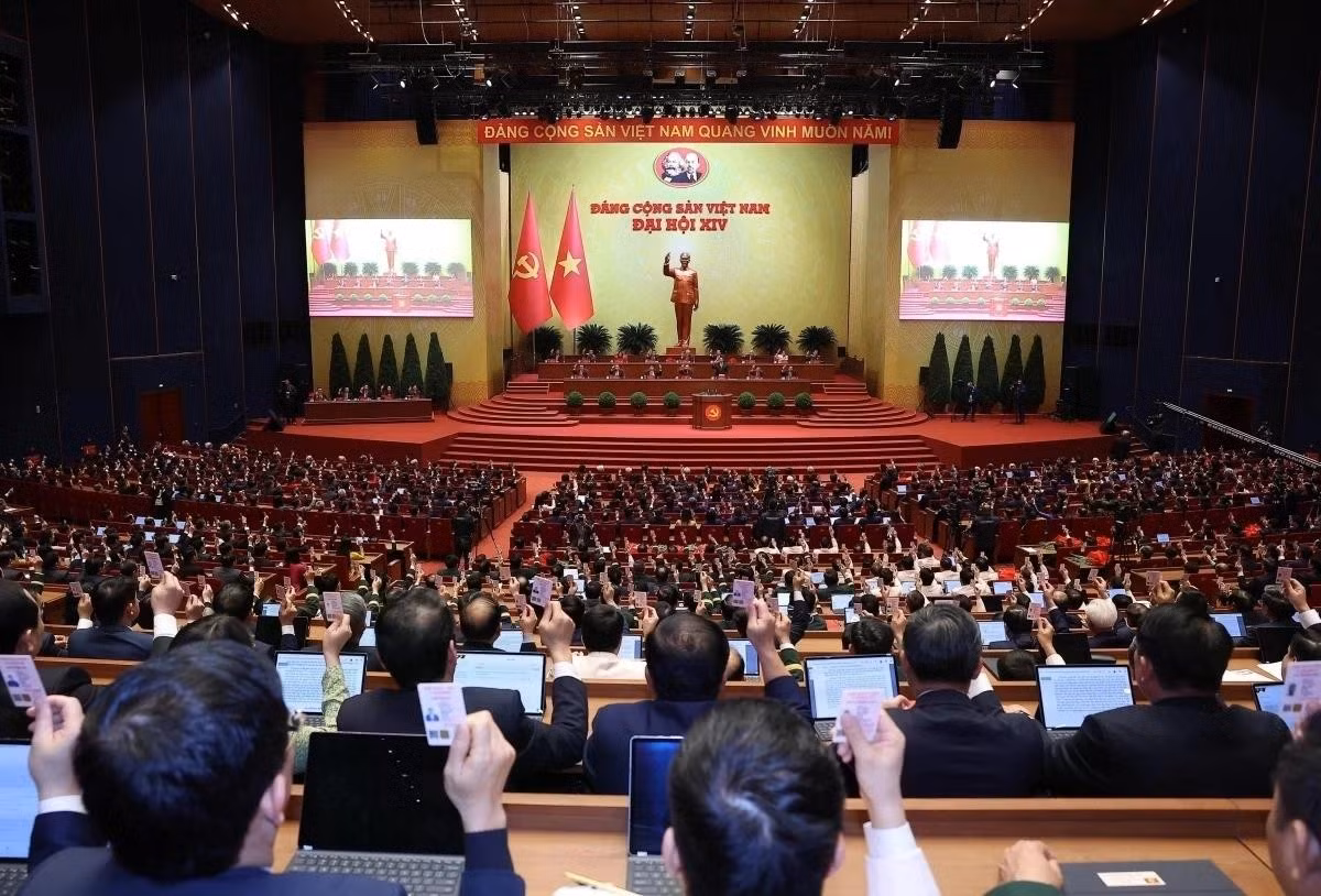 Đại biểu biểu quyết thông qua Nghị quyết Đại hội XIV của Đảng.