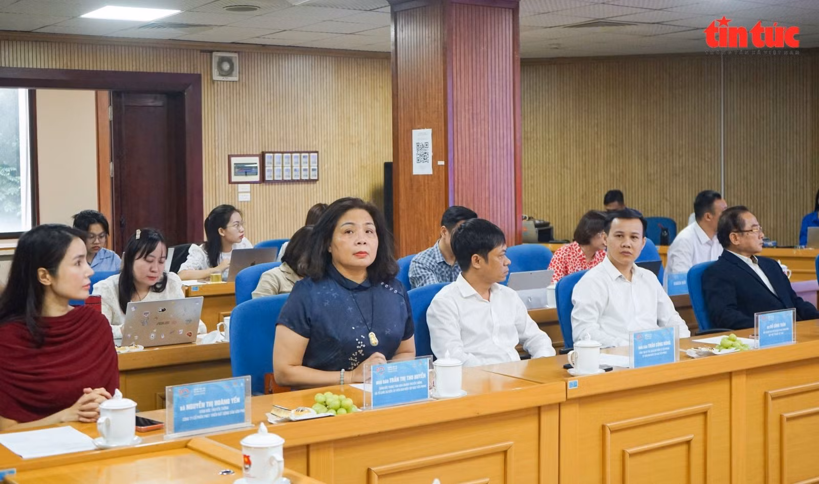 Các đại biểu tham dự họp báo.