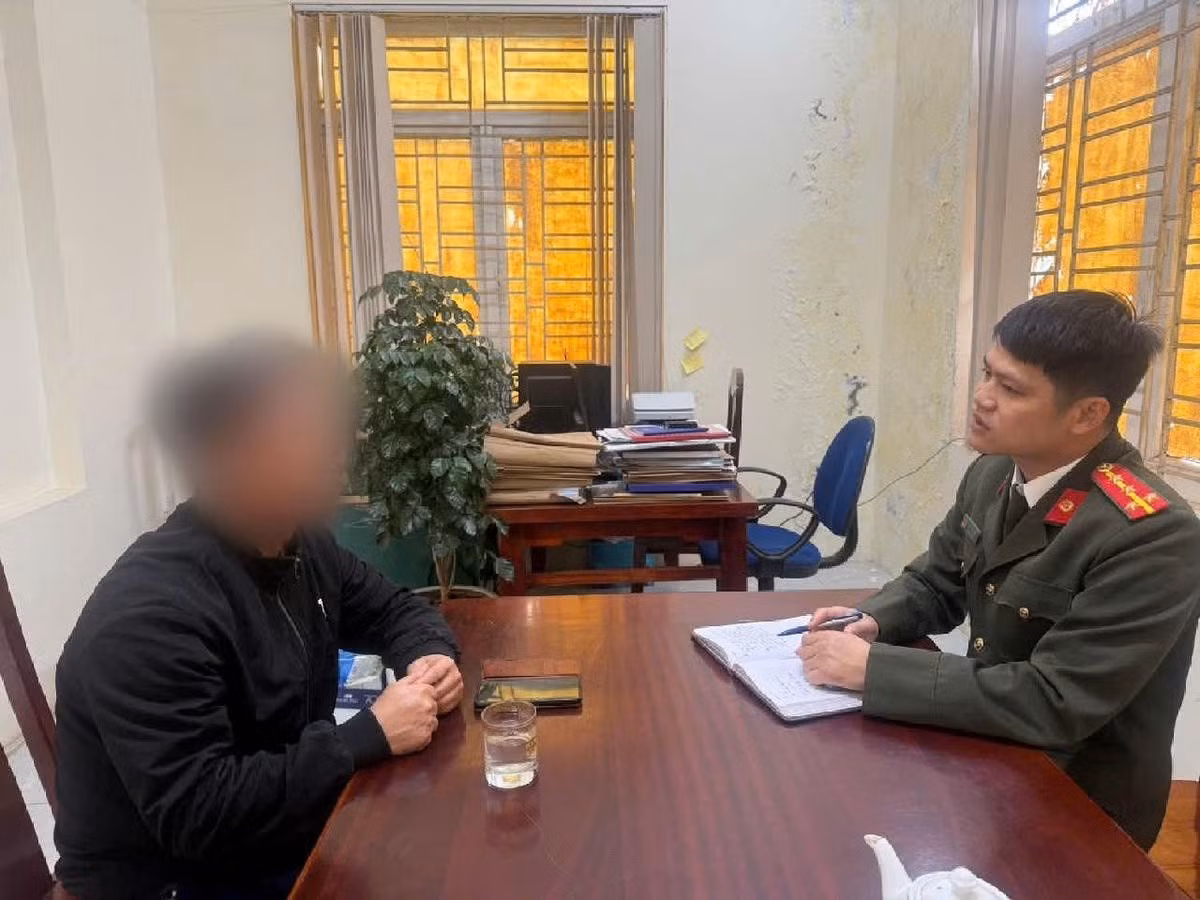 Anh N. V. T. đang trình báo sự việc với Công an xã Tề Lỗ.
