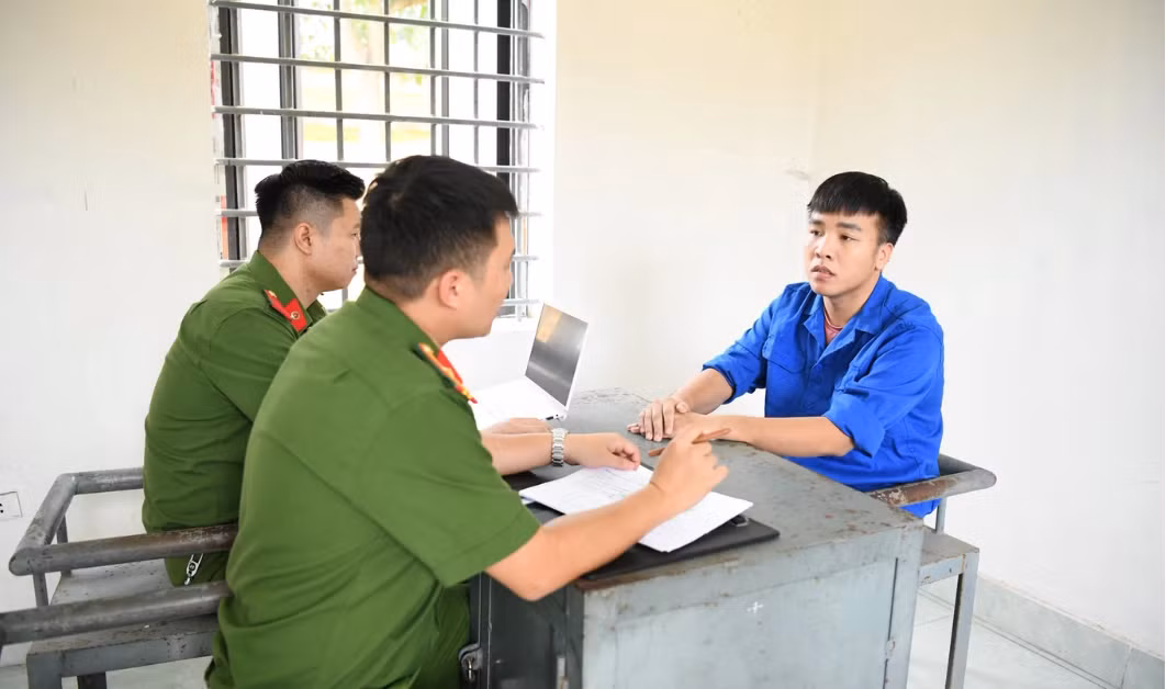 Công an tiến hành lấy lời khai bị can Vũ Tùng Linh (Ảnh: Công an cung cấp).