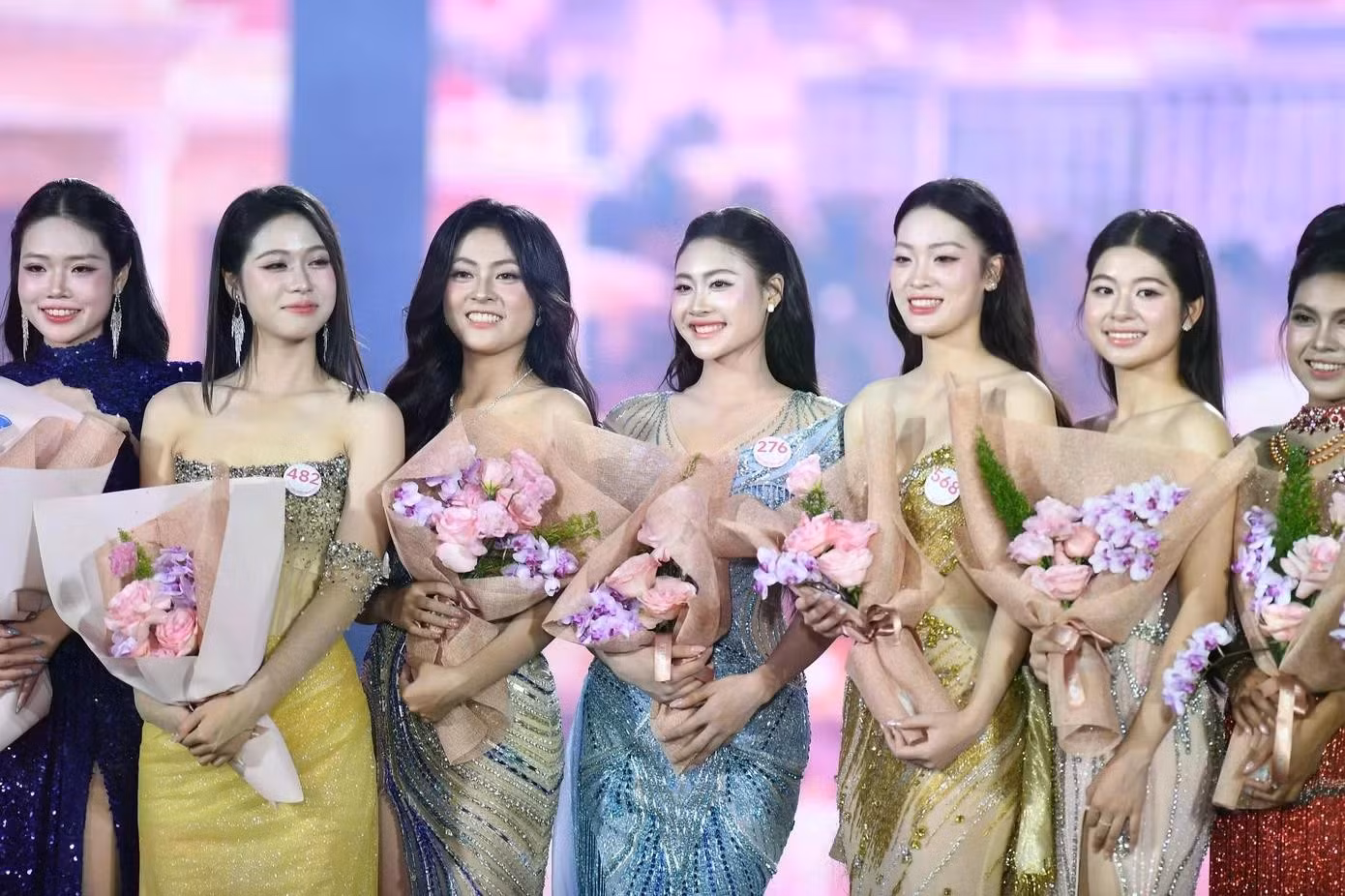 Các cô gái lộng lẫy trong trang phục áo dài dạ hội.