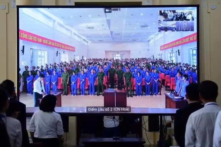 Các bị cáo tại phiên tòa, điểm cầu Trại giam Chí Hòa.