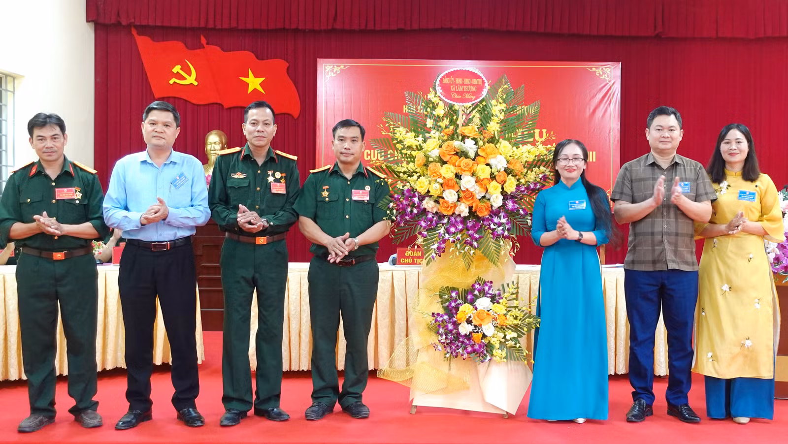 lanh-dao-dang-uy-hdnd-ubnd-ubmttq-xa-tang-lang-hoa-chuc-mung-dai-hoi.jpg