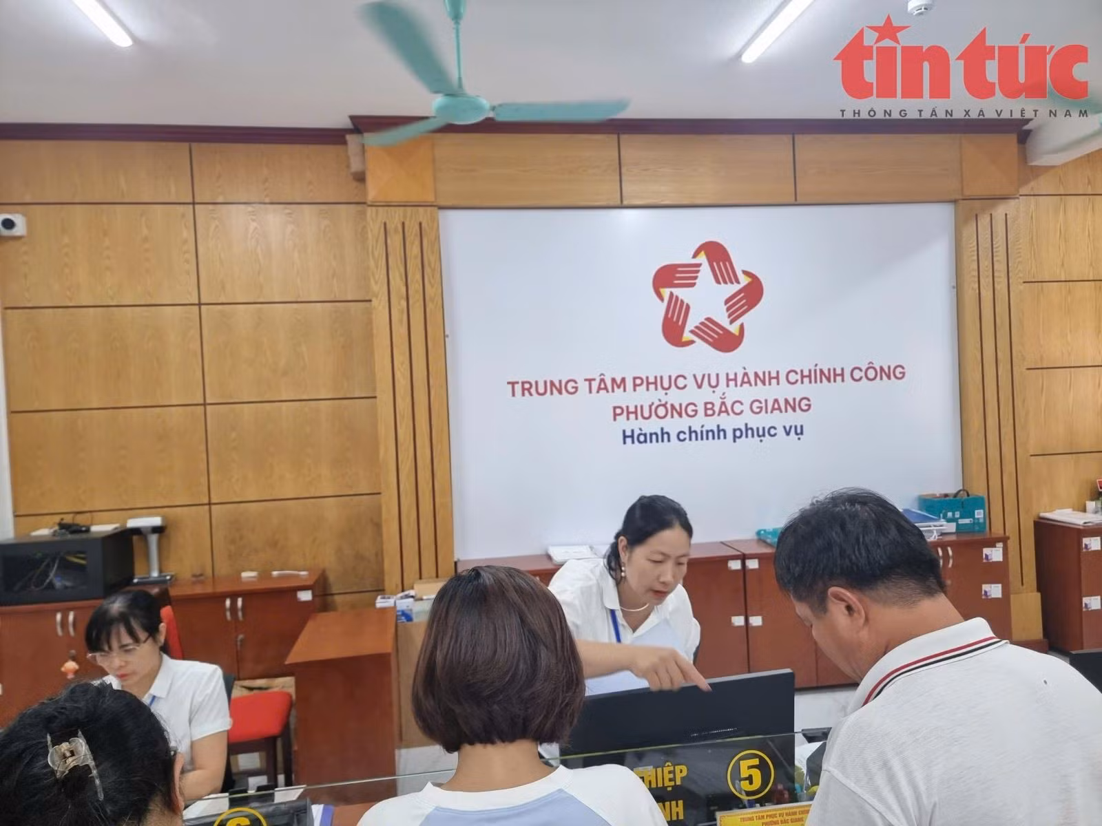Giải quyết thủ tục hành chính tại phường Bắc Giang (tỉnh Bắc Ninh).