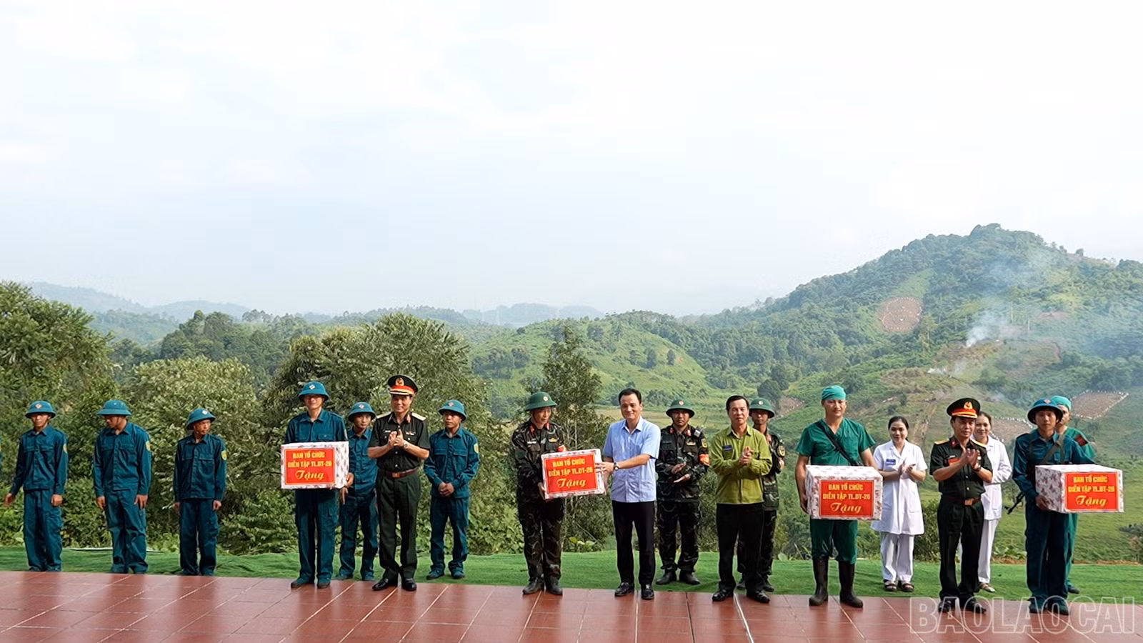 baolaocai-br_khen-thuong-cac-tap-the-va-ca-nhan-co-thanh-tich-xuat-sac-trong-cong-tac-thuc-hanh-dien-tap-tac-chien-trong-khu-vuc-phong-thu.jpg