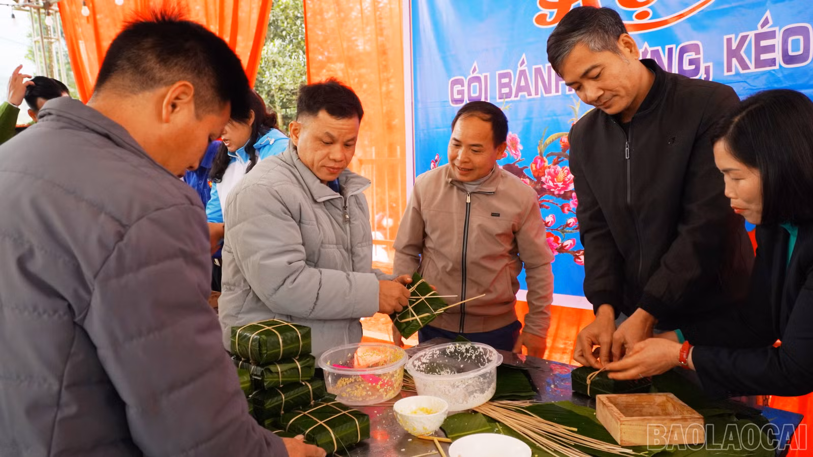 baolaocai-br_cac-doi-thi-goi-banh-chung.jpg
