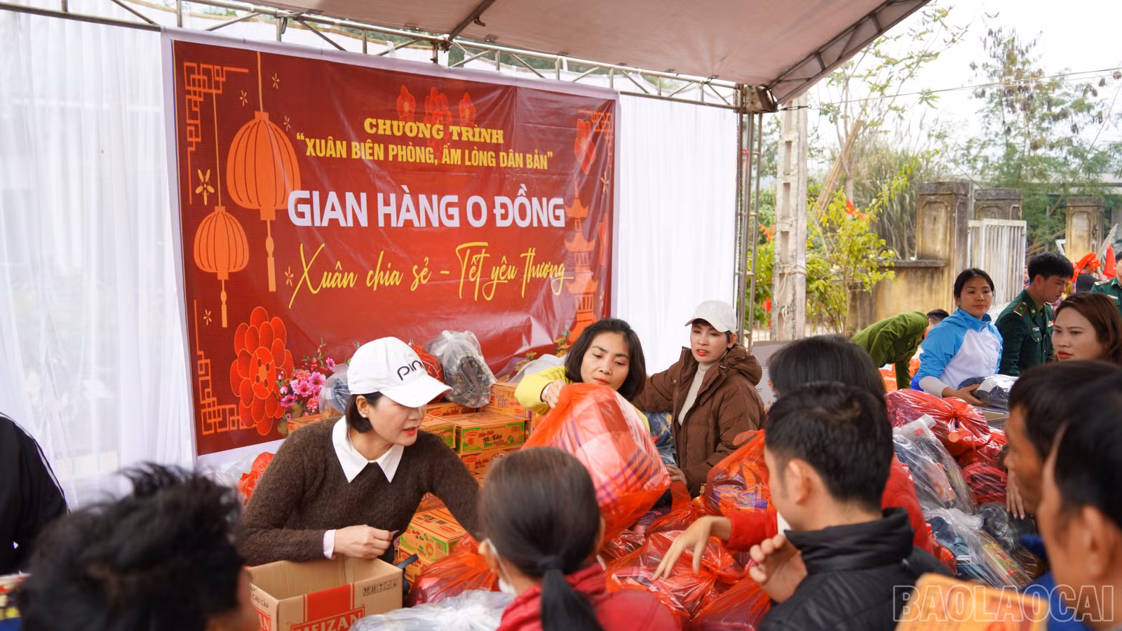 baolaocai-br_trao-qua-cua-don-vi-dong-hanh-cho-nhan-dan-trong-chuong-trinh-xuan-bien-phong-am-long-dan-ban.jpg