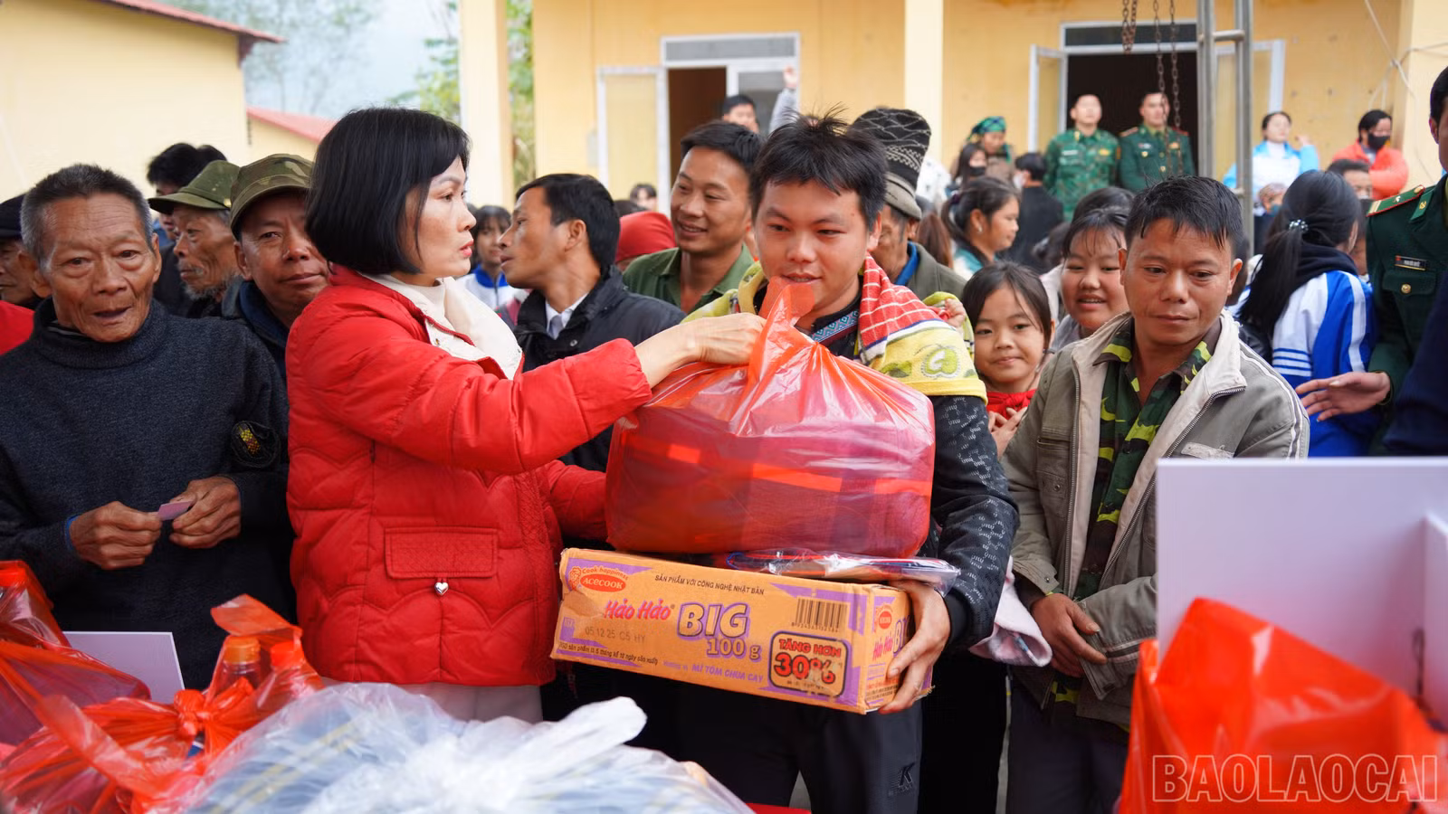 baolaocai-br_trao-qua-cua-don-vi-dong-hanh-cho-nhan-dan-trong-chuong-trinh-xuan-bien-phong-am-long-dan-ban-9329.jpg