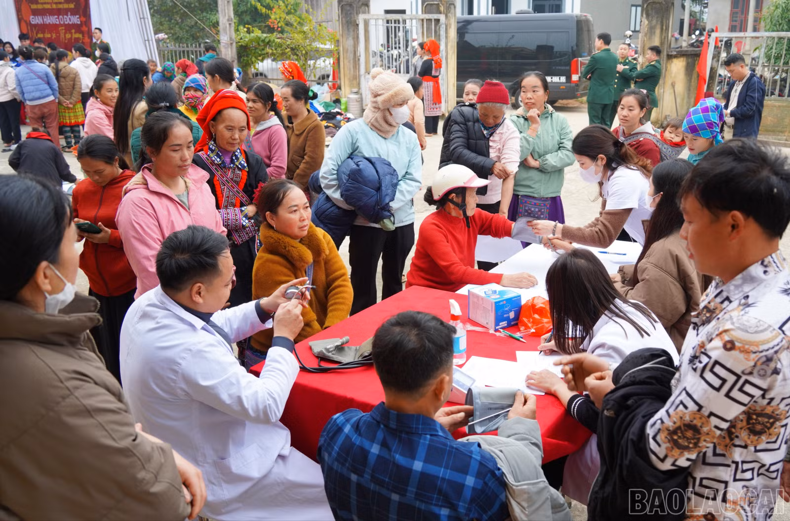 baolaocai-br_kham-benh-va-tu-van-suc-khoe-cho-nhan-dan-trong-chuong-trinh-hoat-dong-cua-xuan-bien-phong-am-long-dan-ban-tai-xa-ban-lau-3662.jpg