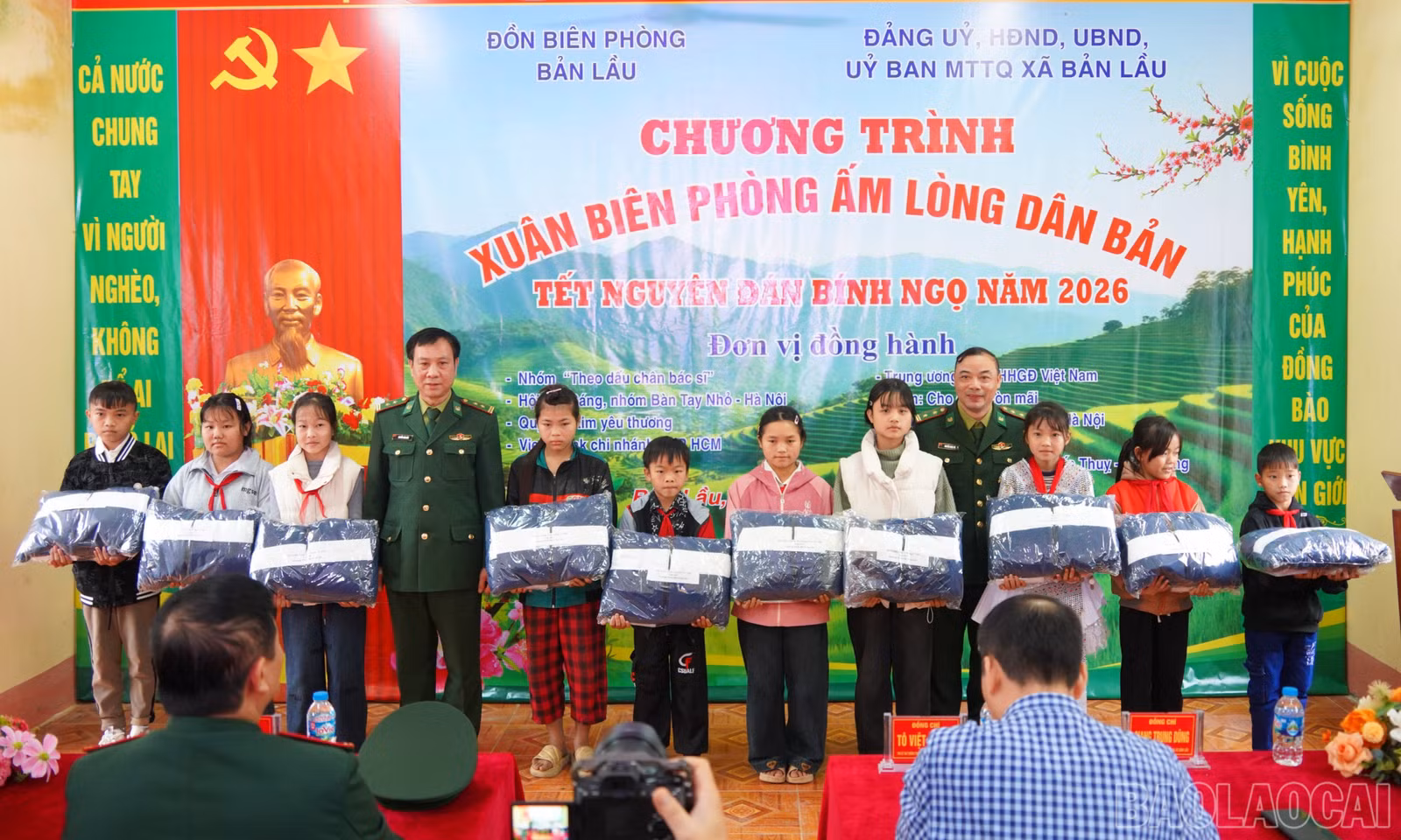baolaocai-br_lanh-dao-don-bien-phong-ban-lau-trao-qua-cho-hoc-sinh-9287.jpg