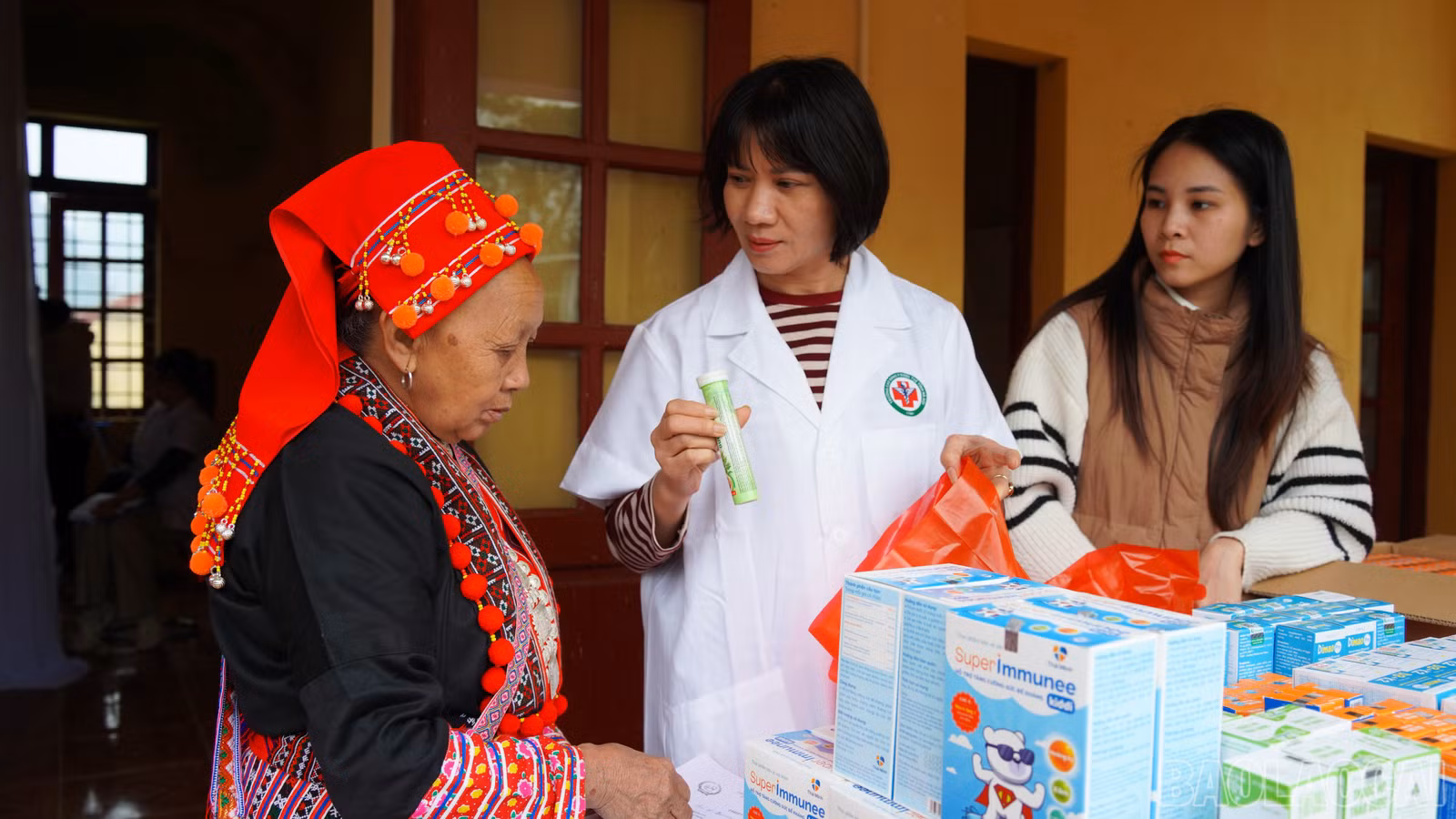 Chương trình tổ chức khám, tư vấn sức khỏe và cấp thuốc miễn phí.
