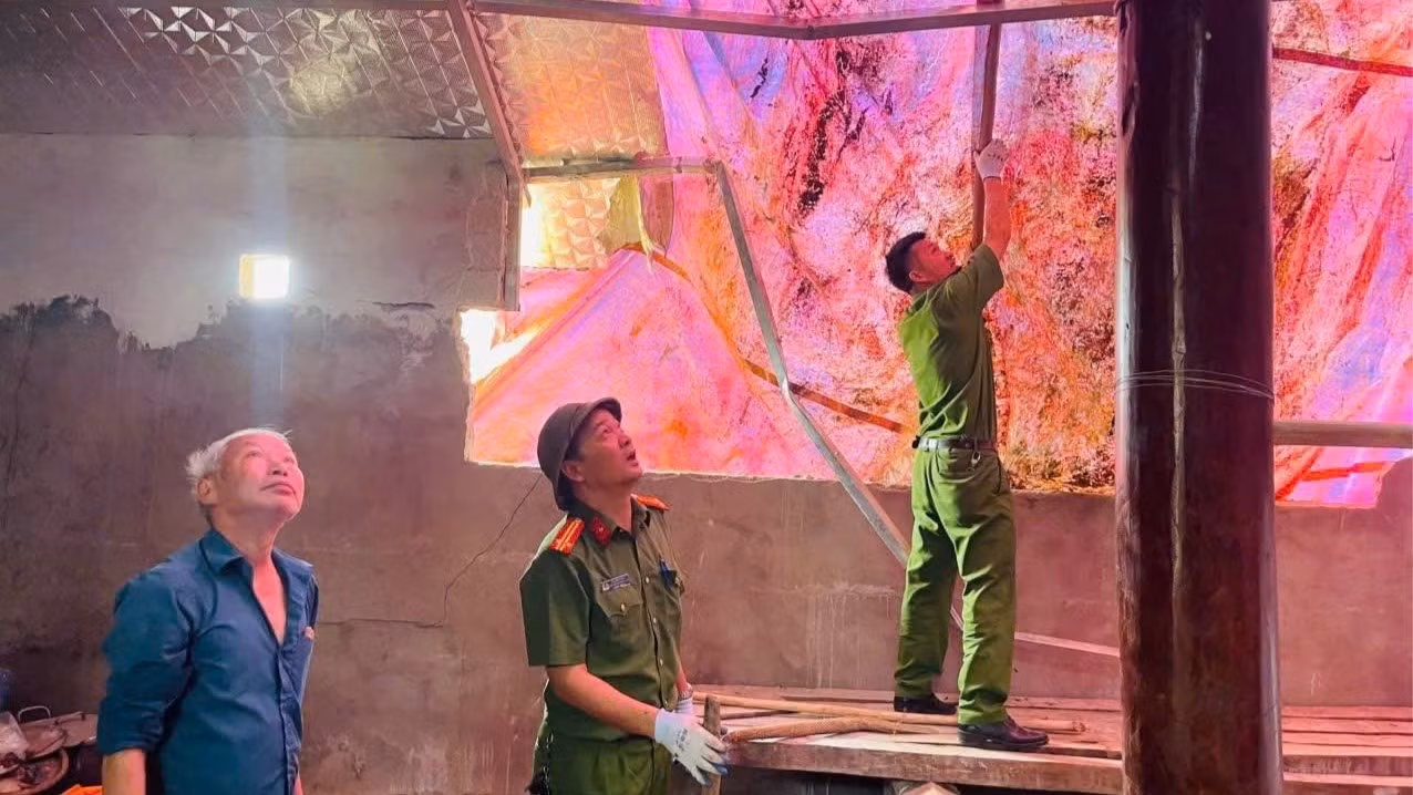 Công an xã Bảo Nhai thường xuyên gần dân sát dân, giúp Nhân dân từ những việc nhỏ nhất.