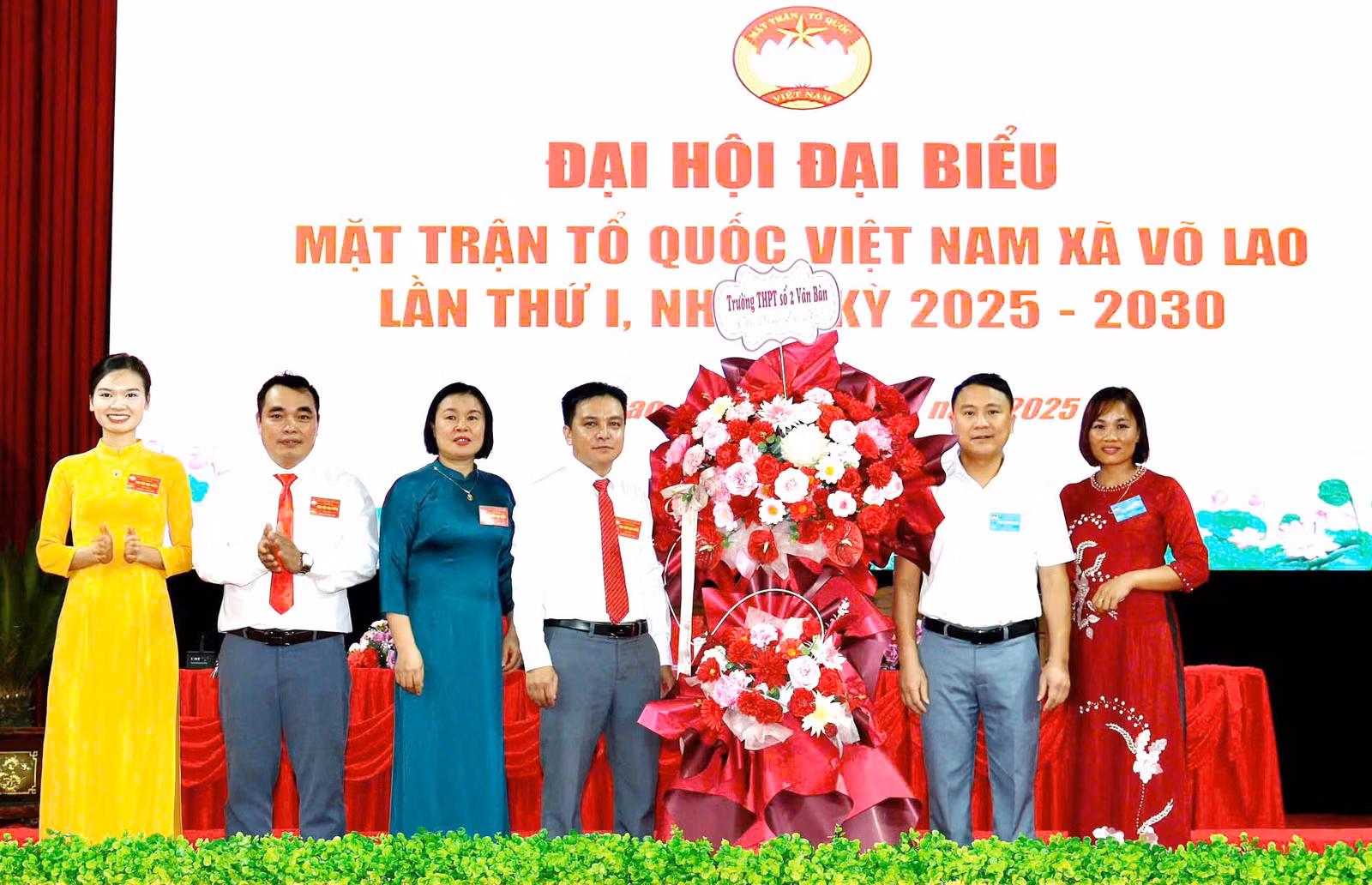 Lãnh đạo xã tặng hoa chúc mừng đại hội.