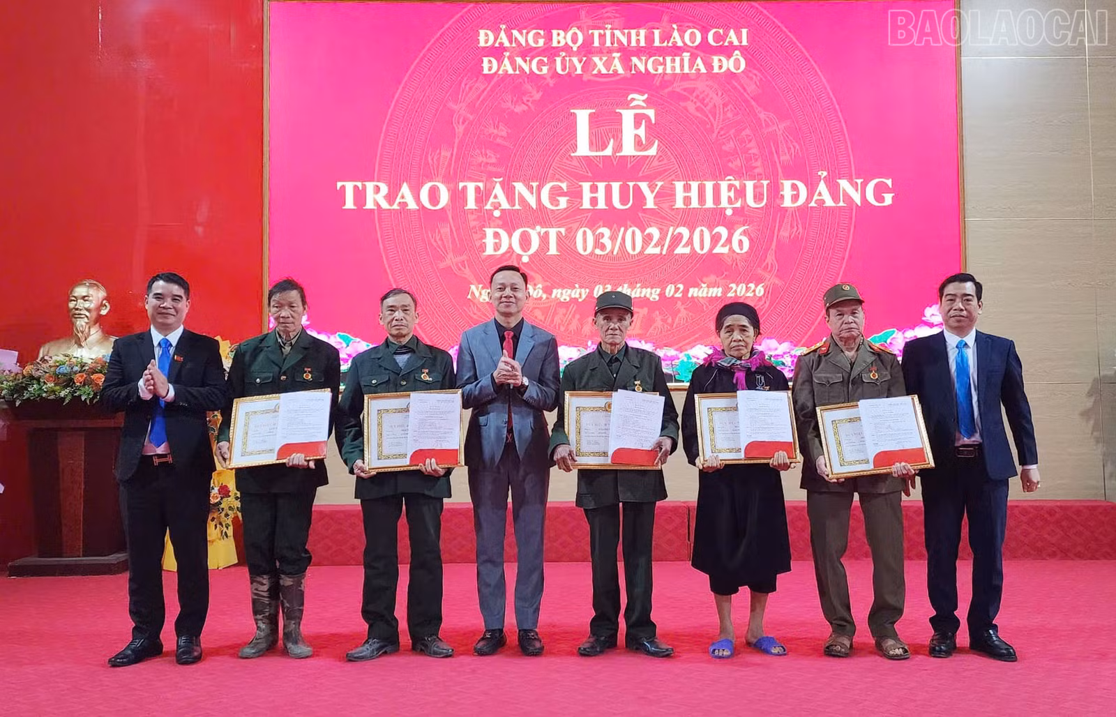 baolaocai-tr_trao-tang-huy-hieu-dang-cho-cac-dang-vien-3809.jpg
