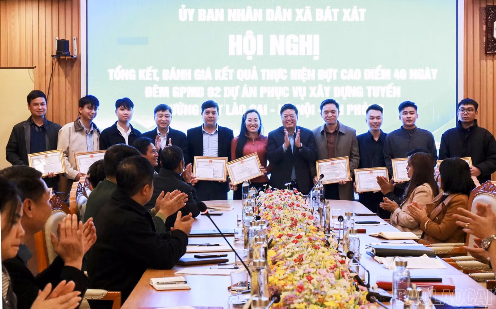 baolaocai-br_khen-thuong-cho-cac-ca-nhan-tieu-bieu-trong-thuc-hien-nhiem-vu-dot-cao-diem.jpg