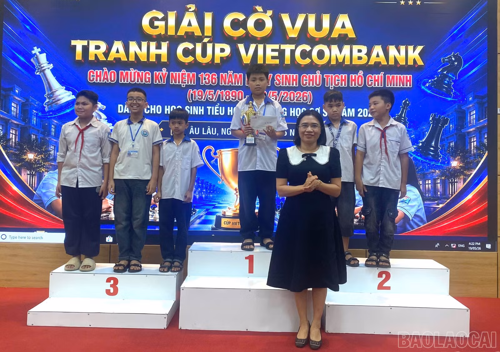 baolaocai-br_br-dong-chi-do-thi-lan-phuong-pho-bi-thu-thuong-truc-dang-uy-phuong-trao-giai-nhat-cho-em-pham-anh-khoa-lop-5b-truong-tieu-hoc-gioi-phien.jpg