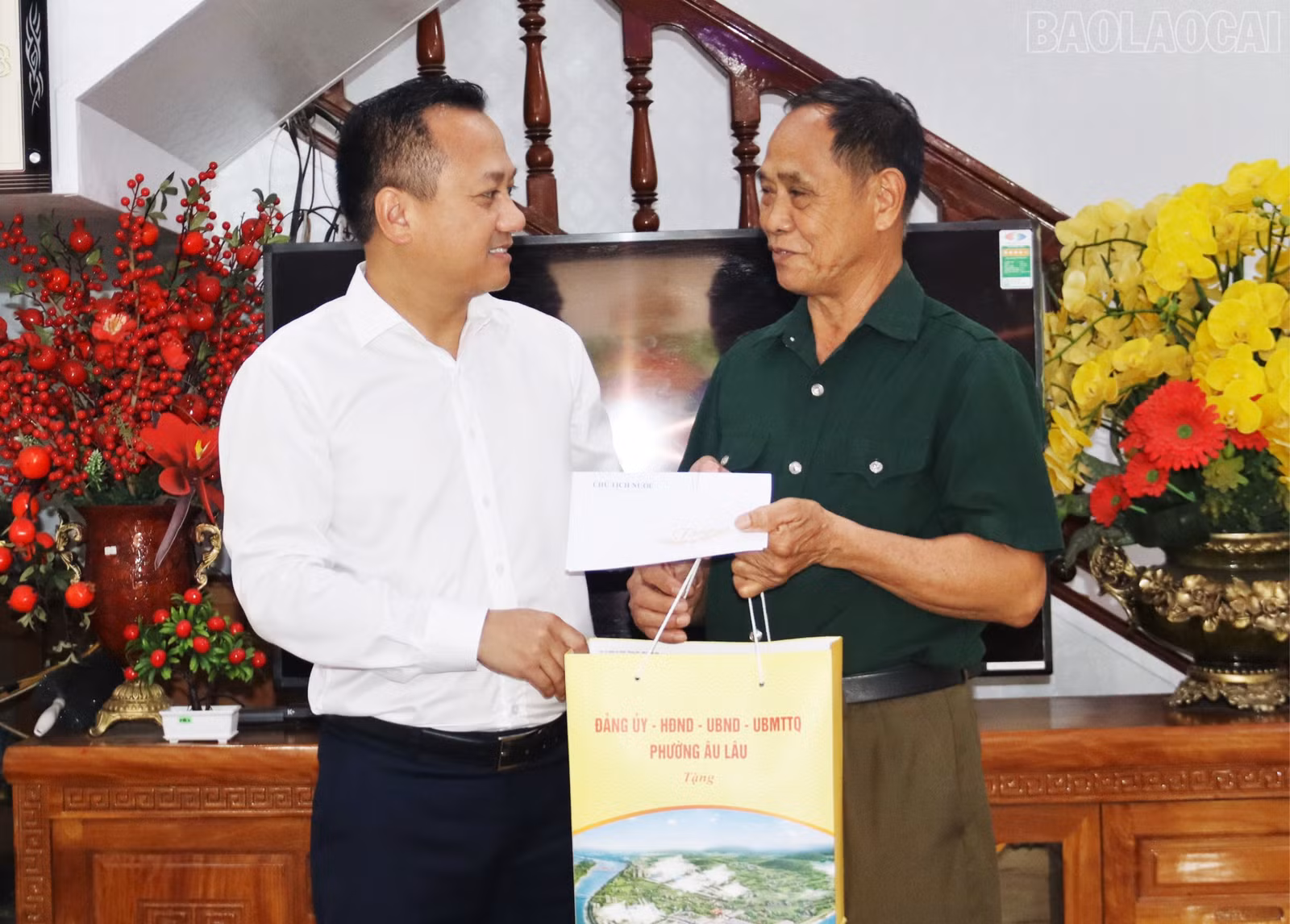 baolaocai-tr_dc-chu-tich-ubnd-phuong-tang-qua-thuong-binh-nhiem-chat-doc-hoa-hoc-ha-ngoc-xo-tai-tdp-so-1-anh-thanh-nghi-3-9296.jpg
