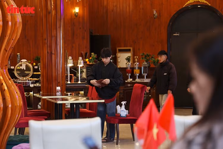 Những chàng trai dân tộc Mông làm việc tại nhà hàng Cổng trời Ô Quy Hồ.