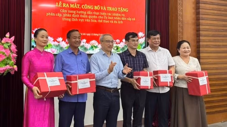 Đại diện các địa phương tiếp nhận cẩm nang.