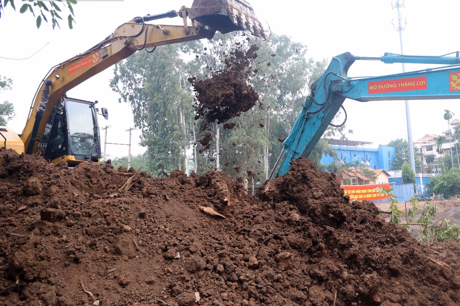 Máy cuốc phục vụ đào, vận chuyển đất.