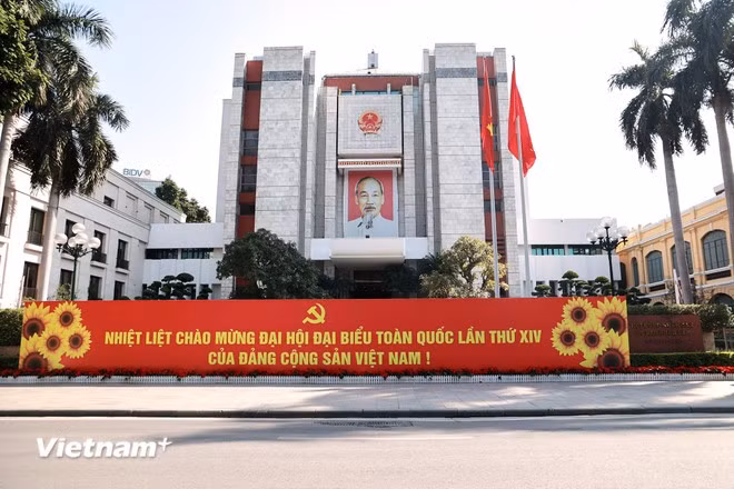 Khu vực hồ Hoàn Kiếm được trang trí cờ, pano chào mừng Đại hội đại biểu toàn quốc lần thứ XIV của Đảng; hình ảnh ghi nhận tại khu vực phía trước Trụ sở Ủy ban nhân dân thành phố Hà Nội.