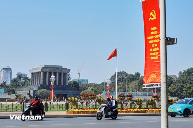 Khu vực xung quanh Lăng Chủ tịch Hồ Chí Minh khoác tấm áo rực rỡ cờ hoa.