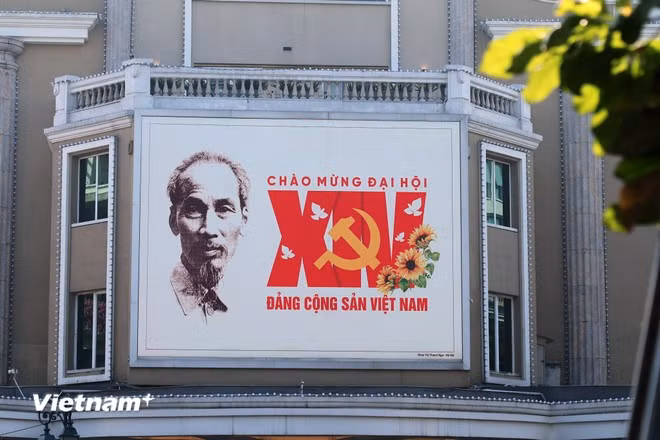 Việc trang trí, các màn hình LED tại trung tâm thương mại, tòa nhà cao tầng cũng trình chiếu hình ảnh, khẩu hiệu chào mừng Đại hội, tăng cường hiệu quả tuyên truyền trực quan đến người dân và du khách.