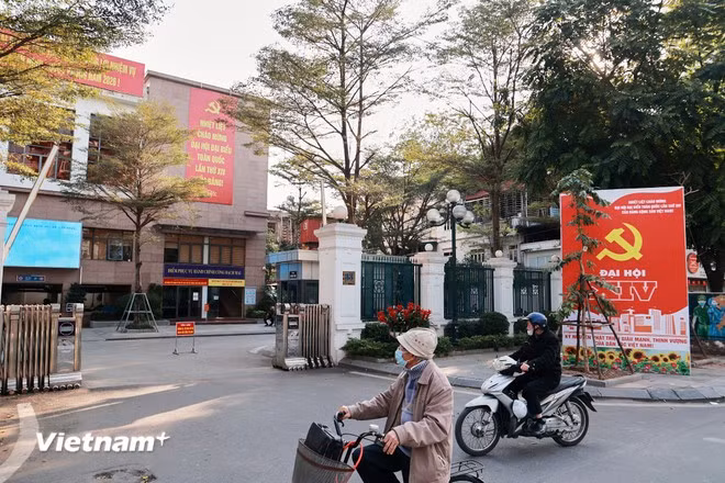 Trụ sở Đảng ủy, Ủy ban nhân dân phường Bạch Mai trang trí mừng Đại hội Đảng XIV thu hút sự quan tâm của người dân.
