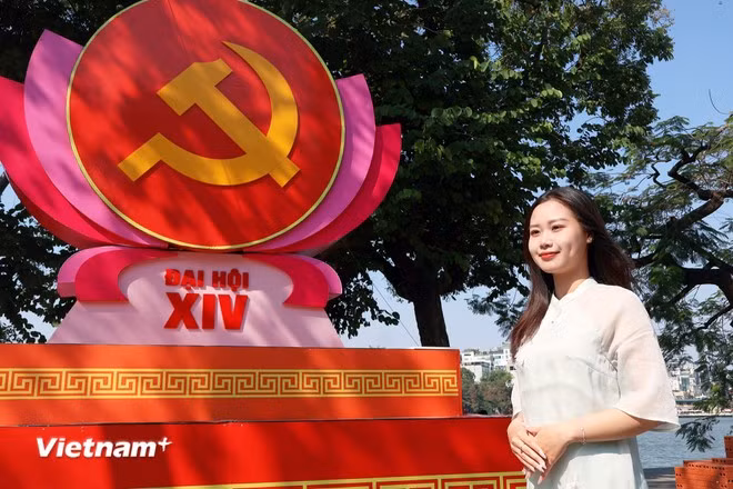 Bạn Thu Huyền (Vĩnh Tuy, Hà Nội) cho biết không khí những ngày gần Đại hội đại biểu toàn quốc lần thứ XIV của Đảng khiến Thủ đô trở nên rực rỡ. "Đây là sự kiện sẽ định hướng lớn cho sự phát triển của đất nước sau này và mình rất tin tưởng và kỳ vọng Đại hội sẽ thành công rực rỡ," Huyền nói.