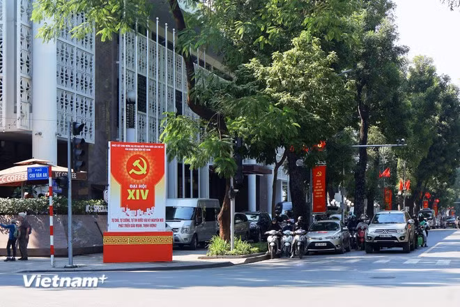 Từ các tuyến phố trung tâm, đường lớn cho tới ngõ nhỏ, hệ thống cờ Tổ quốc, cờ Đảng, áp phích và biểu ngữ chào mừng được treo ngay ngắn và nổi bật, làm bừng lên không khí chào mừng sự kiện lớn của đất nước.