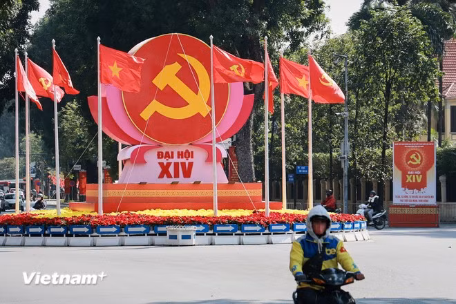 Biểu tượng búa liềm, cờ Đảng, cờ Tổ quốc được bố trí trang trọng tại nút giao Điện Biên Phủ - Độc Lập - Chu Văn An, chào mừng Đại hội đại biểu toàn quốc lần thứ XIV của Đảng.