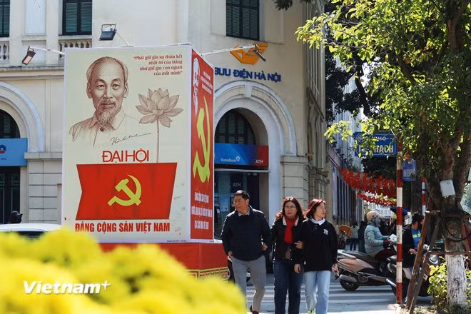 Không khí đón xuân mới cùng các sự kiện chính trị trọng đại của đất nước tràn ngập khắp đường phố Thủ đô trong nắng ấm.