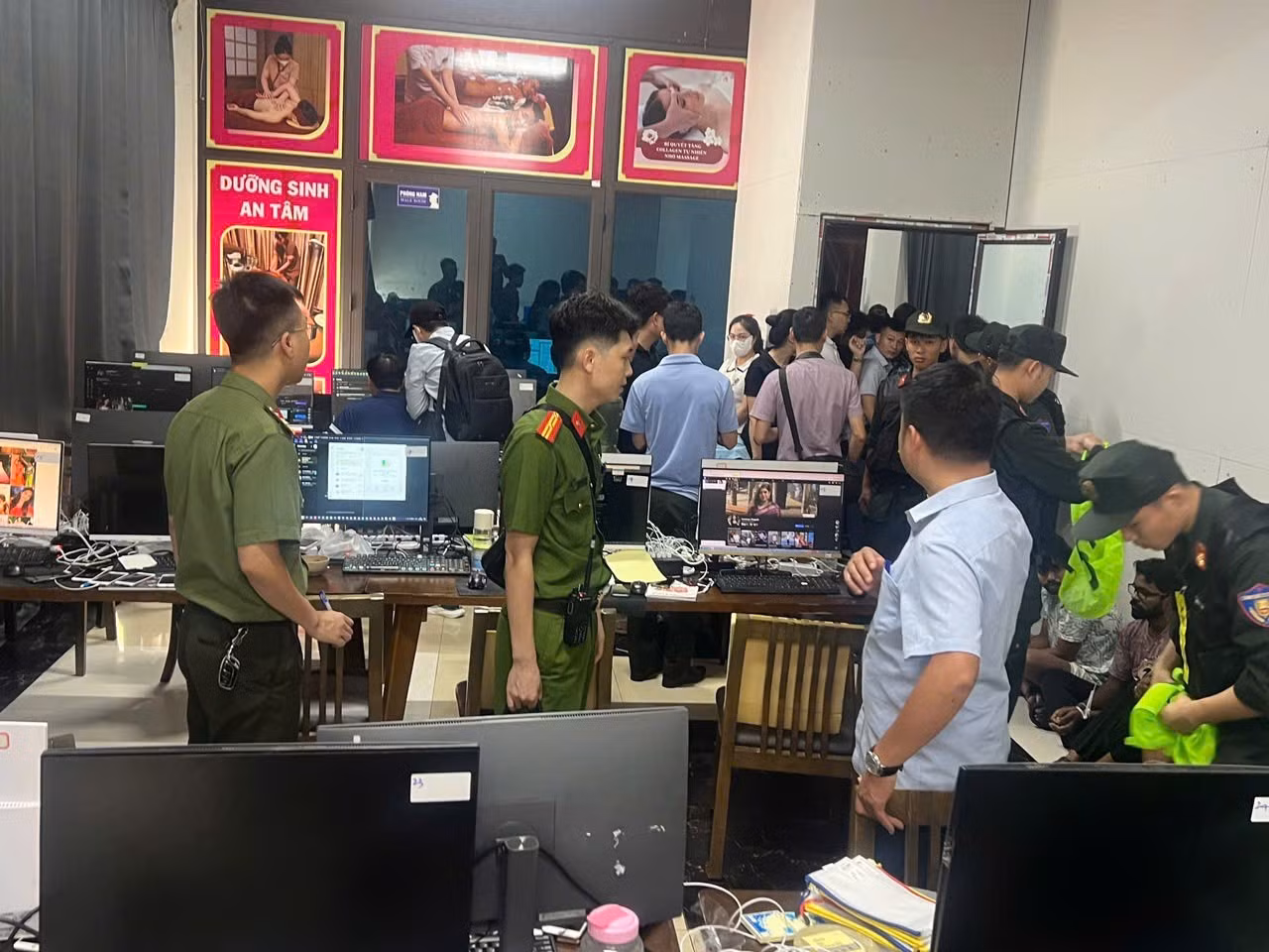 Hàng trăm cán bộ, chiến sĩ đồng loạt triển khai khám xét, bắt giữ các đối tượng trong chuyên án.
