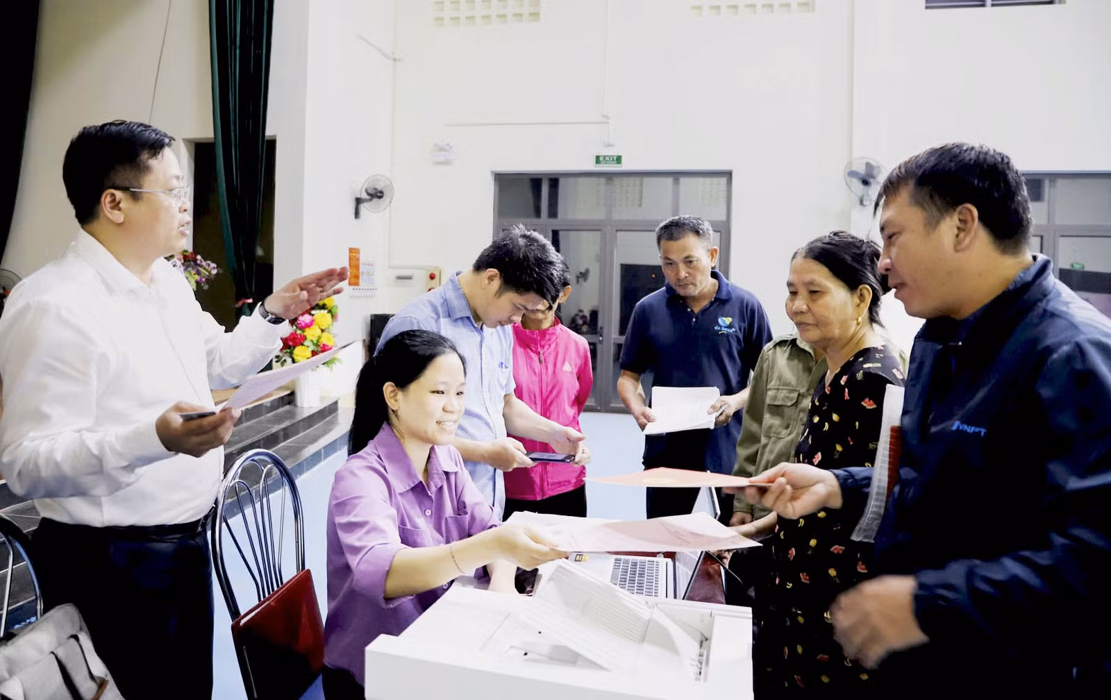chu-tich-ubnd-xa-bat-xat-nguyen-manh-hung-truc-tiep-kiem-tra-tien-do-nhap-du-lieu-cua-cac-to-cong-tac.jpg