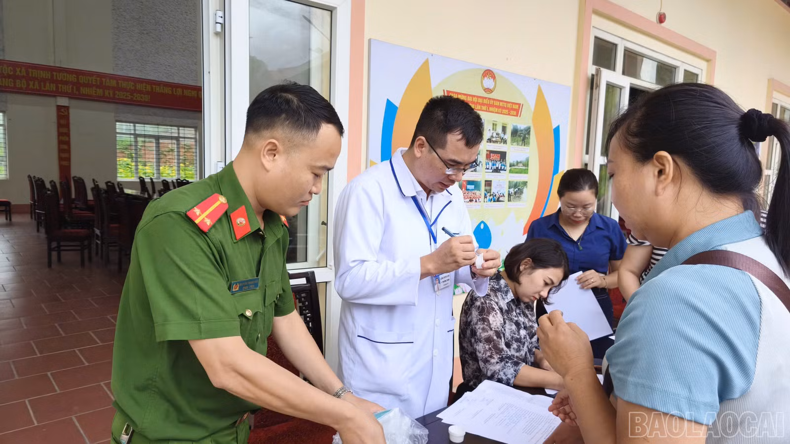 baolaocai-br_2-thuc-hien-quy-trinh-kiem-tra-chat-ma-tuy.jpg