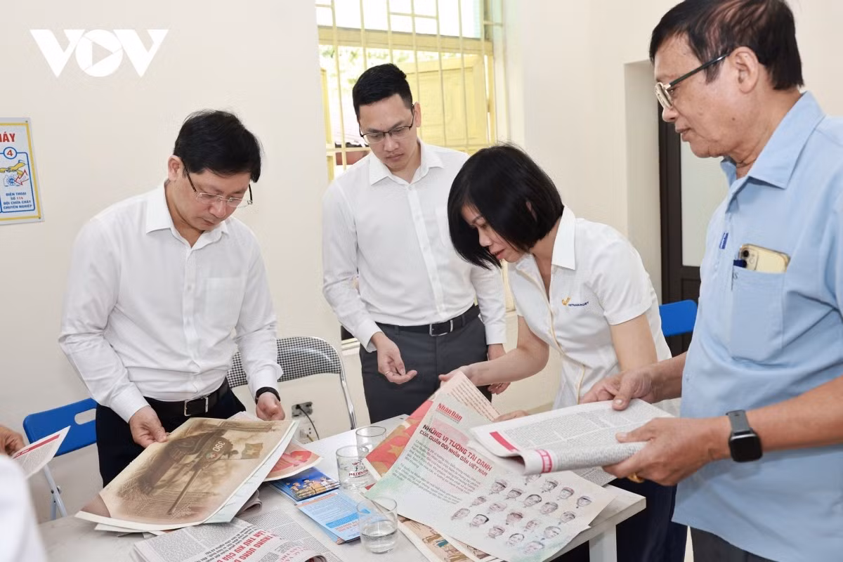 Nhân viên Bưu điện giới thiệu với người dân về dự thảo văn kiện.