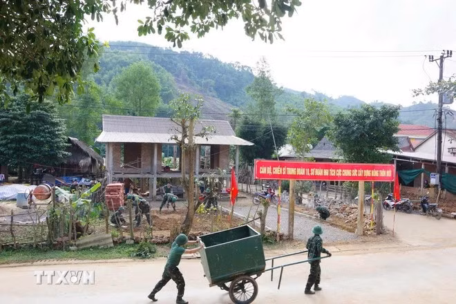 Trung đoàn 19, Sư đoàn 968 (Quảng Trị) gắn việc thực hiện nhiệm vụ hành quân dã ngoại làm công tác dân vận với thực hiện các cuộc vận động, phong trào thi đua.