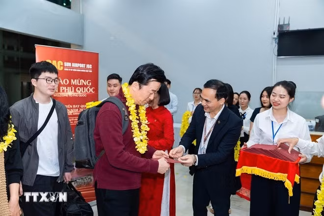 Những vị khách quốc tế đầu tiên đến từ Hàn Quốc “xông đất” đầu năm mới 2026 đặc khu Phú Quốc. (Ảnh: TTXVN phát)